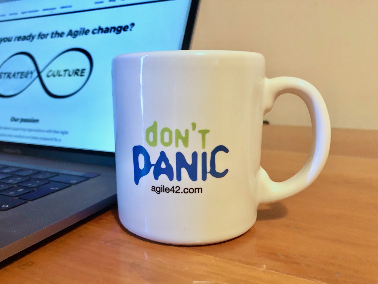 "Don't Panic" agile42 mug